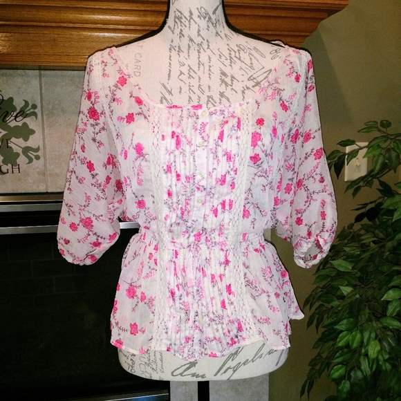 Guess Shirt Size Medium Pink Cream Floral! - Picture 1 of 16